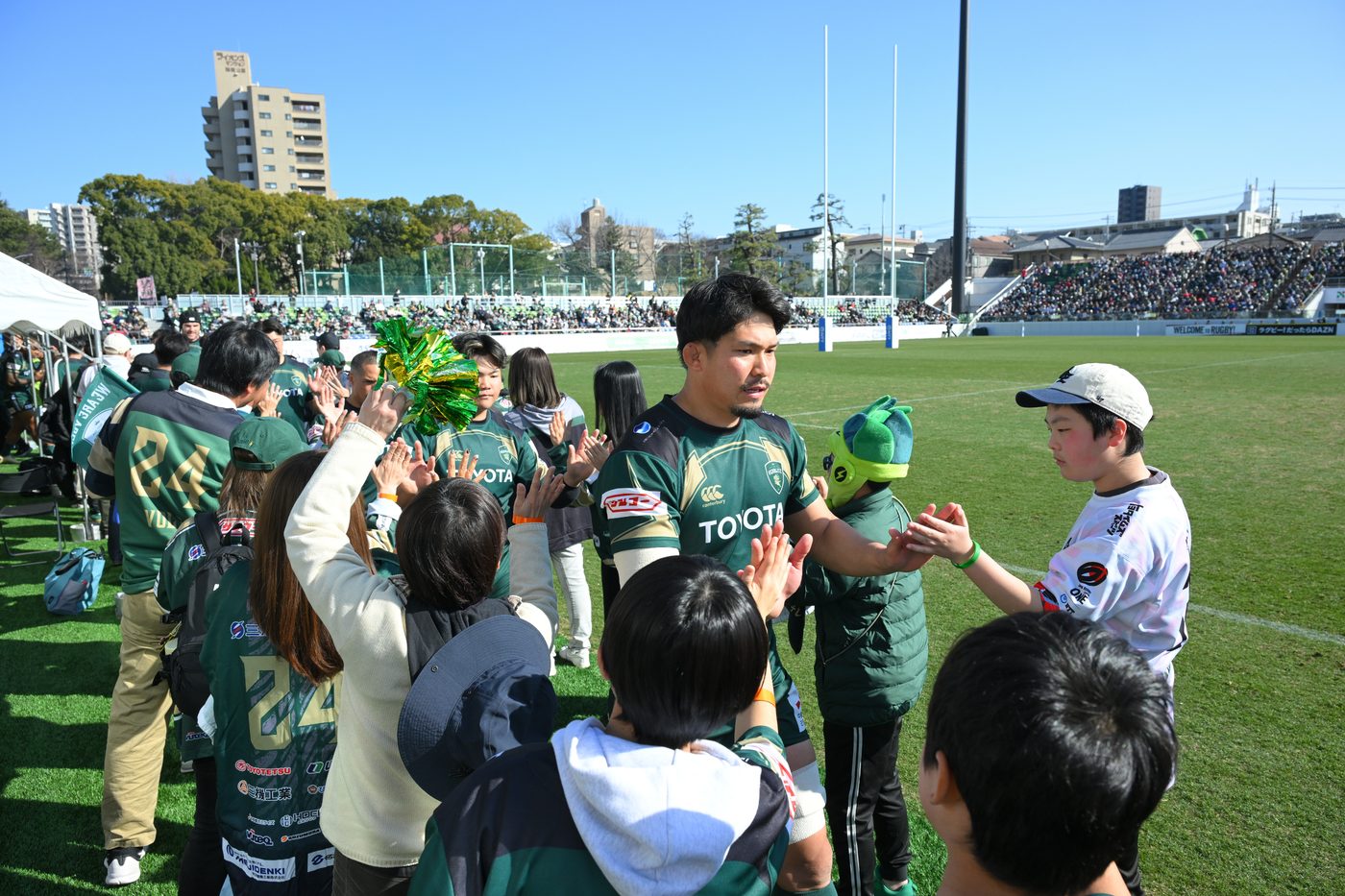 選手ハイタッチ