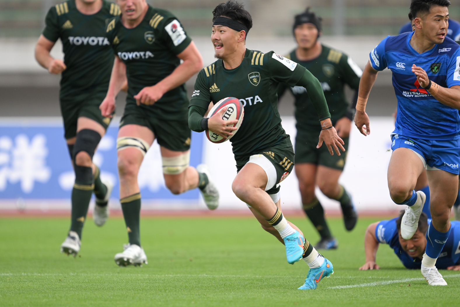 SH福田健太も前半27分、パスすると見せかけ自らトライを決めた
