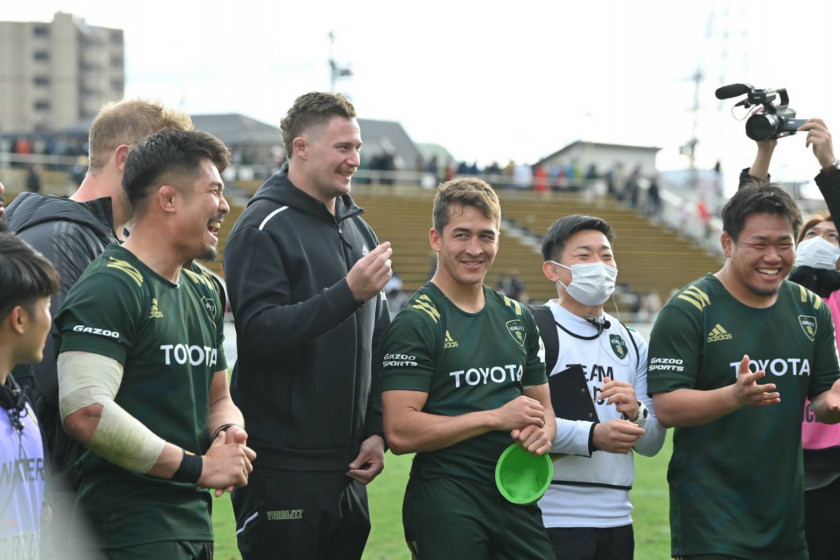 試合後の円陣。リーダーの笑顔に周りも表情がほぐれる